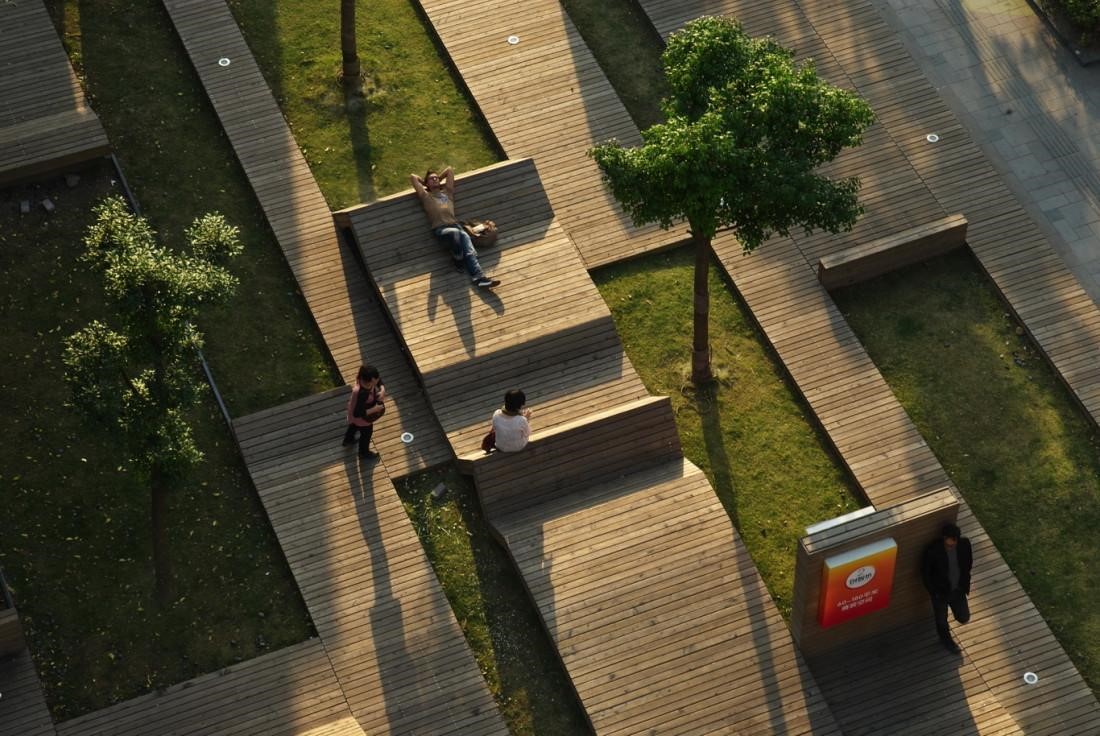 Exemple de mobilier urbain qualitatif. détail de mobilier du Kic Park par Francesco Gatti 2005.jpg