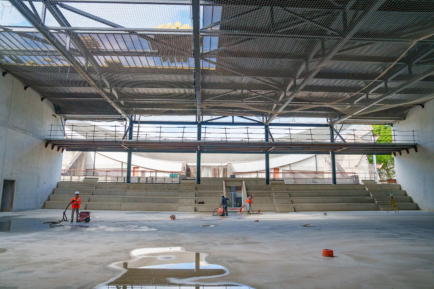 190 m³ de béton ont été coulés en juin pour l’aire de jeu de la première salle annexe, soit 28 camions-toupies mobilisés en une journée pour une surface de 1 250 m².