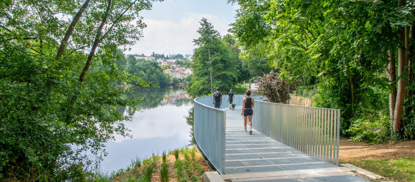 La passerelle sous le viaduc