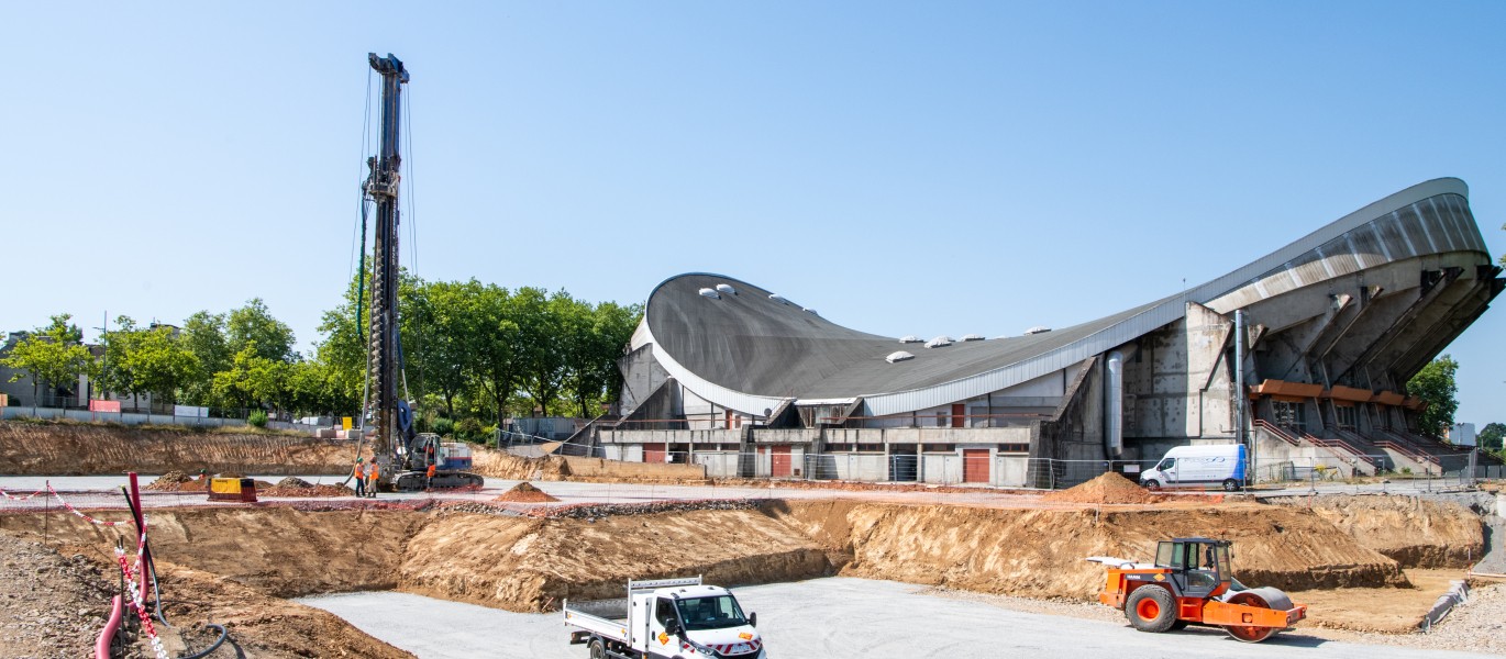 Début des travaux et pose de la première pierre 
