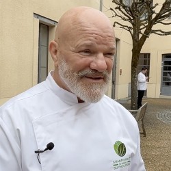À l’occasion de la remise du trophée en porcelaine du championnat du monde du chou farci organisé par la Maison Bernardaud et par les Artcutiers, un Groupement d’intérêt économique spécialisé dans la charcuterie, il s’est longuement laissé cuisiner.  Pour cette seconde édition du championnat, une autre star était aussi de la partie, le Chef Philippe Etchebest, qui présidait un jury de fins gourmets
