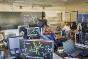 Cours de physique : le professeur utilise des schémas adaptés aux déficients visuels pour faire son cours.