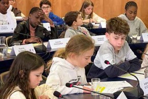 Dans la salle du conseil municipal, les jeunes élus du conseil municipal des enfants présentent tour à tour les projets qu’ils portent durant leur mandat de deux ans.