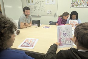 Les jeunes élus découvrent le résultat de la BDA2 sur le thème de l’inclusion dans le sport, en présence d’Aloïs Vanderf, le créateur de ce concept qui a dessiné les planches.