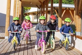 Jeunes enfantsdécouvrant la pratique du vélo au centre de loisirs d'Uzurat