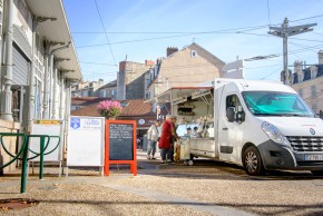 Aux Halles Carnot, plusieurs nouveaux commerçants se sont installés, dont un fromager sur le parvis