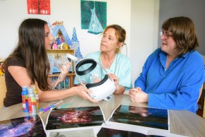 Aurélie Gatet (à droite) est la médiatrice en charge des ateliers, accompagnée de Chantal Rollais (au centre), éducatrice auprès des jeunes enfants à l’hôpital de la femme, de la mère et de l’enfant. Lucile Goussé aide Aurélie pour les premières sessions, lui permettant de parfaire sa formation.