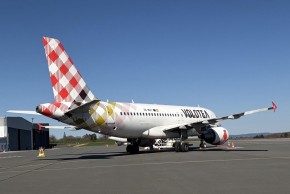 Un avion de la compagnie Volotea sur le tarmac de l'aéroport de Limoges Belgarde