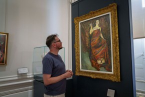 Le legs de madame Bourdet de 2019 a déjà permis au musée des Beaux-Arts d’acquérir des trésors pour enrichir ses collections. Le directeur du musée, François Lafabrié, se tient devant une des toiles acquises grâce à cet argent.