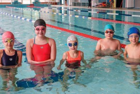 Enfants participant à l'apprentissage de la natation