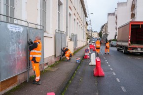 La pose des panneaux devant une école