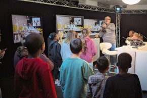 Les élèves écoutent avec attention Alain Druot, journaliste et chasseur d’images pour la chaîne 7ALimoges. Ensuite, ils ont eu le droit d’essayer le plateau chacun leur tour et de faire une interview comme de vrais animateurs télé.