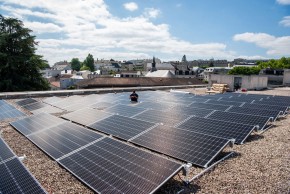 Les panneaux photovoltaïques sur le toit de la BFM