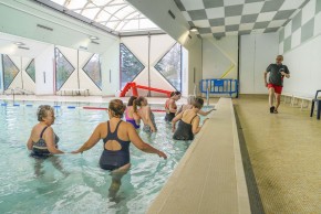 Les aînés de l'EHPAD du Roussillon à la piscine de Saint-Lazare