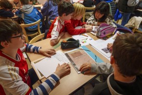 Des élèves de CM2 se transforment en apprentis historiens