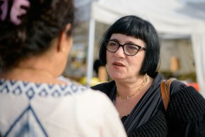 Sarah Trouvé est médiatrice à la Ville. Elle intervient dans plusieurs quartiers pour aller à la rencontre des habitants et voir avec eux comment régler toutes sortes de problématiques : de l’accès au Droit au décrochage scolaire, en passant par le soutien aux seniors dans leurs démarches du quotidien.