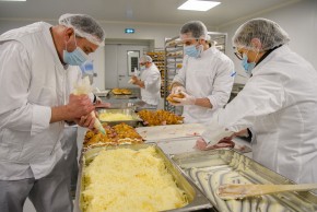 La préparation des repas à l'Unité de Production Culinaire de Beaublanc