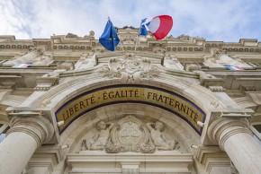 Qu’est-ce que la laïcité ? La question mérite d’être posée car lorsque l’on cherche à la définir, chacun y va de son point de vue, sans forcément avoir pleinement conscience de ce que dit la loi. Parfois accolée à la devise de la République, Liberté, Égalité, Fraternité, la Laïcité est un principe qui, grâce à la loi de 1905, sépare l’église et l’État et proclame en même temps la liberté de conscience : l’égalité de toutes les croyances en sommes, dès lors que leur pratique ne constitue pas un trouble à l’o