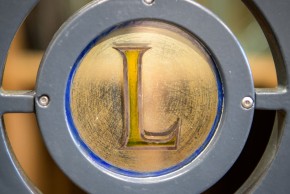 Vitrail ornant la balustrade en ferronerie d'art place des Bancs