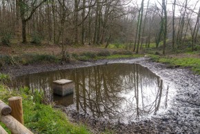 Le dispositif appelé moine possède, à l’intérieur, des planches en bois qui permettent de réguler le niveau de l’eau de la mare.