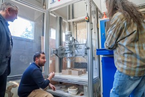 De gauche à droite : Claude Schneider et Cédric Jacquement, co-fondateurs de 3D Minerals et Arnaud Borde, responsable du laboratoire de recherche 