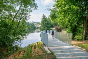 La passerelle sous le viaduc