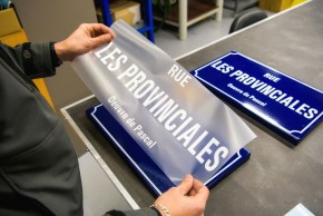 La prépartion d'une plaque de rue