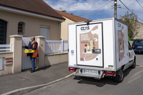 Agent du CCAS assurant la livraison du repas