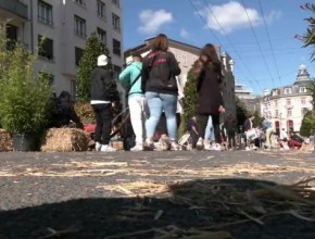 Les rues piétonnes du centre-ville auxquelles se sont ajoutés les 3/4 de la rue Jean-Jaurès constituaient la zone interdite aux véhicules à moteur ce samedi à l'initiative du conseil municipal des enfants. La rue était ouverte aux promeneurs et à différen