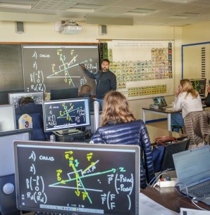 Cours de physique : le professeur utilise des schémas adaptés aux déficients visuels pour faire son cours.