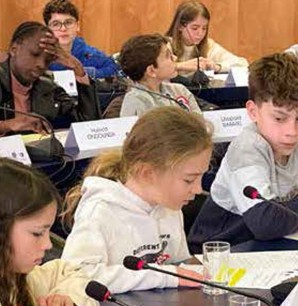 Dans la salle du conseil municipal, les jeunes élus du conseil municipal des enfants présentent tour à tour les projets qu’ils portent durant leur mandat de deux ans.