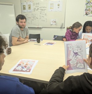 Les jeunes élus découvrent le résultat de la BDA2 sur le thème de l’inclusion dans le sport, en présence d’Aloïs Vanderf, le créateur de ce concept qui a dessiné les planches.