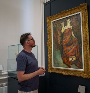 Le legs de madame Bourdet de 2019 a déjà permis au musée des Beaux-Arts d’acquérir des trésors pour enrichir ses collections. Le directeur du musée, François Lafabrié, se tient devant une des toiles acquises grâce à cet argent.