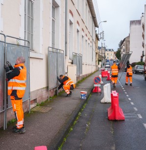 La pose des panneaux devant une école
