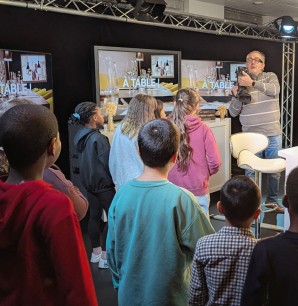 Les élèves écoutent avec attention Alain Druot, journaliste et chasseur d’images pour la chaîne 7ALimoges. Ensuite, ils ont eu le droit d’essayer le plateau chacun leur tour et de faire une interview comme de vrais animateurs télé.
