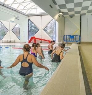 Les aînés de l'EHPAD du Roussillon à la piscine de Saint-Lazare