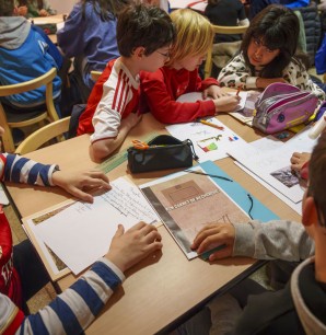 Des élèves de CM2 se transforment en apprentis historiens