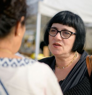 Sarah Trouvé est médiatrice à la Ville. Elle intervient dans plusieurs quartiers pour aller à la rencontre des habitants et voir avec eux comment régler toutes sortes de problématiques : de l’accès au Droit au décrochage scolaire, en passant par le soutien aux seniors dans leurs démarches du quotidien.