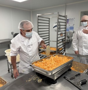 Préparation de repas dans la nouvelle unité de production culinaire