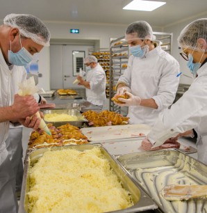 La préparation des repas à l'Unité de Production Culinaire de Beaublanc