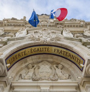 Qu’est-ce que la laïcité ? La question mérite d’être posée car lorsque l’on cherche à la définir, chacun y va de son point de vue, sans forcément avoir pleinement conscience de ce que dit la loi. Parfois accolée à la devise de la République, Liberté, Égalité, Fraternité, la Laïcité est un principe qui, grâce à la loi de 1905, sépare l’église et l’État et proclame en même temps la liberté de conscience : l’égalité de toutes les croyances en sommes, dès lors que leur pratique ne constitue pas un trouble à l’o