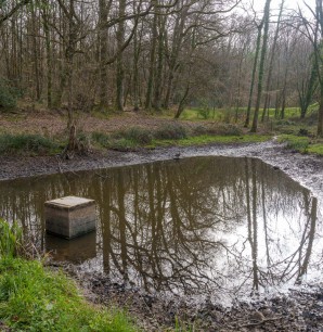Le dispositif appelé moine possède, à l’intérieur, des planches en bois qui permettent de réguler le niveau de l’eau de la mare.