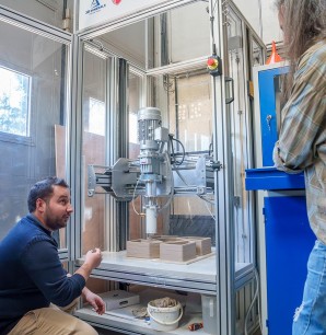 De gauche à droite : Claude Schneider et Cédric Jacquement, co-fondateurs de 3D Minerals et Arnaud Borde, responsable du laboratoire de recherche 