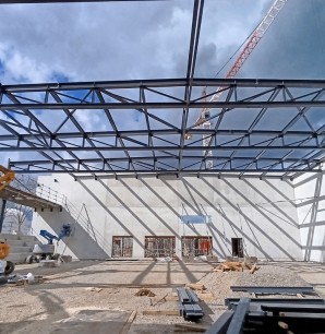 Pose de la charpente métallique sur une des deux salles en construction.