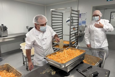 Préparation de repas dans la nouvelle unité de production culinaire