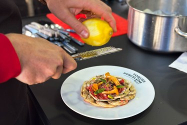 Toques et porcelaine : préparation culinaire