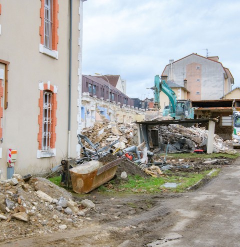 La démolition des bâtiments a débuté à Marceau. Ici, le long du mur d’enceinte qui longe la rue Armand-Barbès à l’angle de la rue de Belfort.