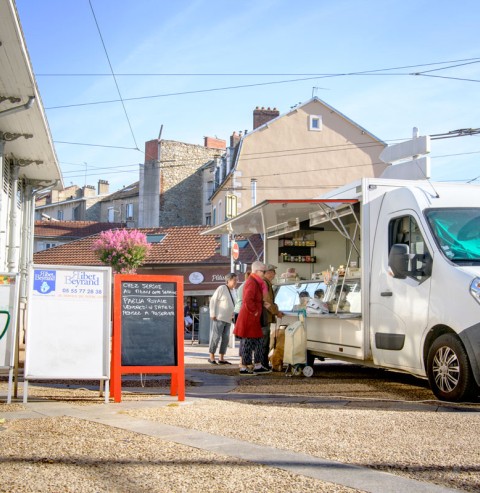 Aux Halles Carnot, plusieurs nouveaux commerçants se sont installés, dont un fromager sur le parvis