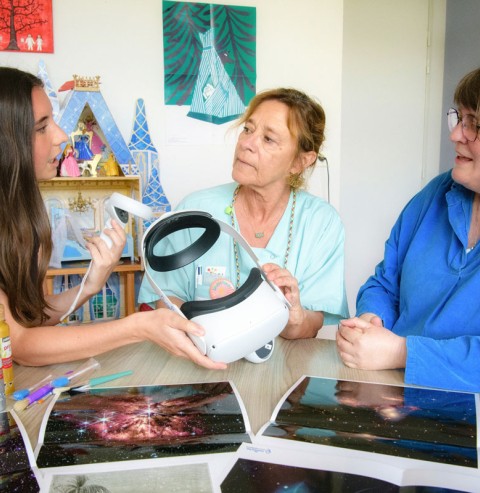Aurélie Gatet (à droite) est la médiatrice en charge des ateliers, accompagnée de Chantal Rollais (au centre), éducatrice auprès des jeunes enfants à l’hôpital de la femme, de la mère et de l’enfant. Lucile Goussé aide Aurélie pour les premières sessions, lui permettant de parfaire sa formation.