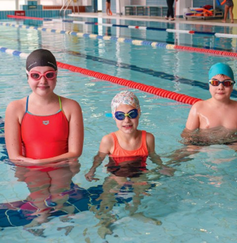 Enfants participant à l'apprentissage de la natation